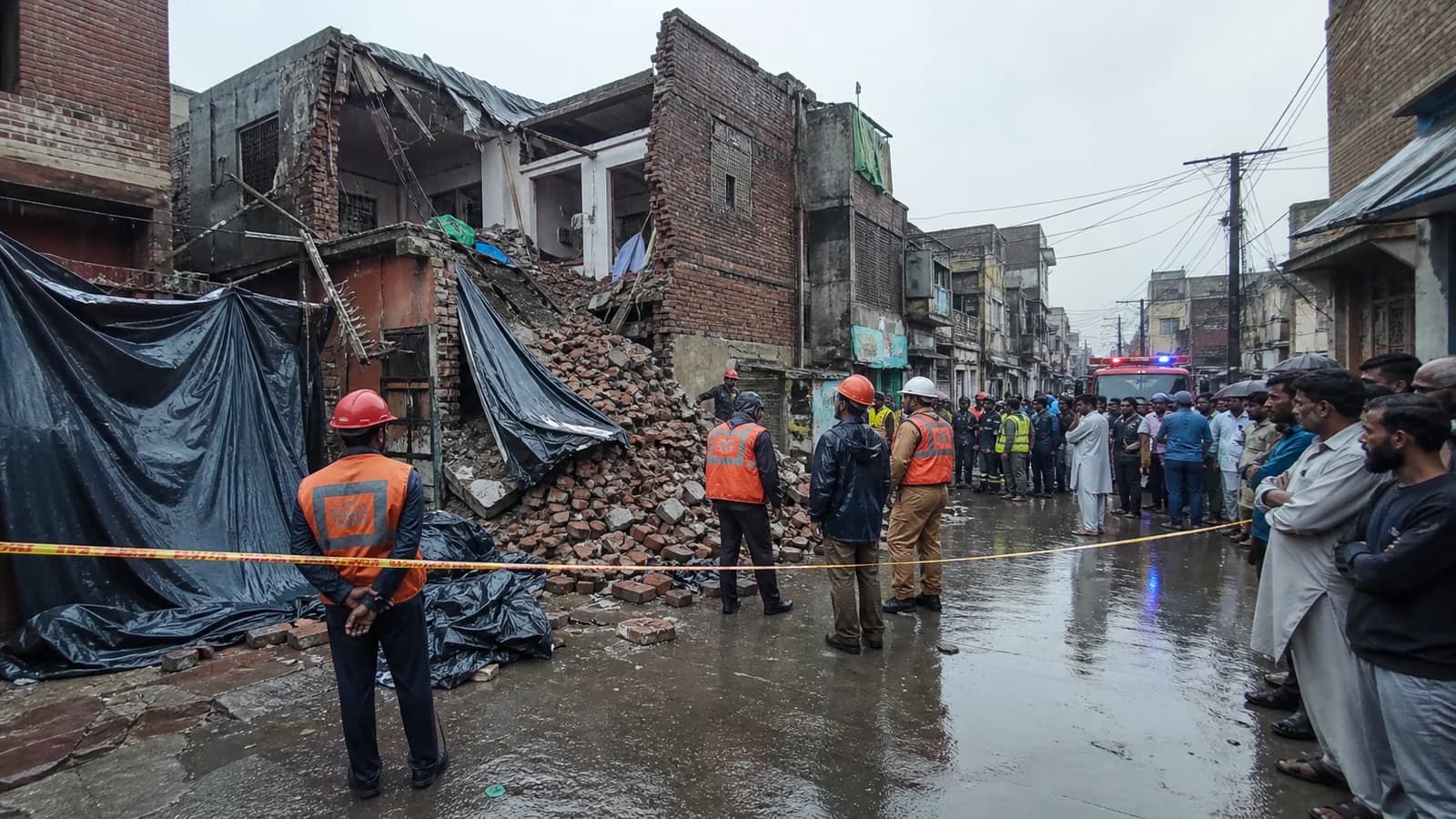 لاہور میں بارش کے دوران سہ منزلہ گھر منہدم، مقامی حکام کے مطابق 11 افراد جاں بحق